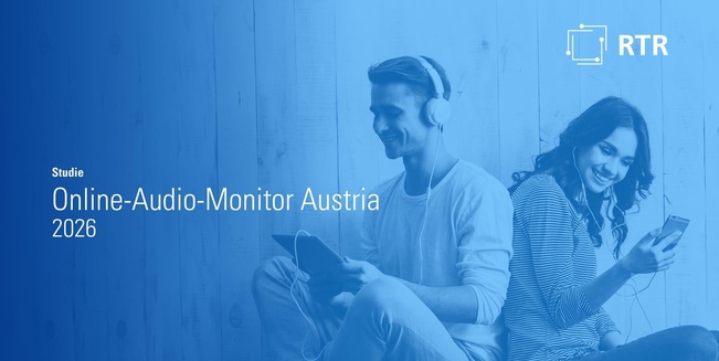 Titelbild des Online-Audio-Monitors Austria 2026. Ein junges Pärchen sitzt Rücken an Rücken auf dem Boden. Beide haben Smartphones in den Händen und tragen Kopfhörer.