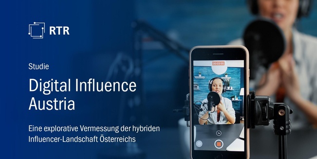 Auf blauem Hintergrund links der Titel der Studie. In der rechten Bildhälfte ein Smartphone auf dessen Bildschirm eine Influencerin mit Kopfhörern in ein Standmikrofon spricht. Weiter im Hintergrund dasselbe Bild der Influencerin in der Unschärfe.