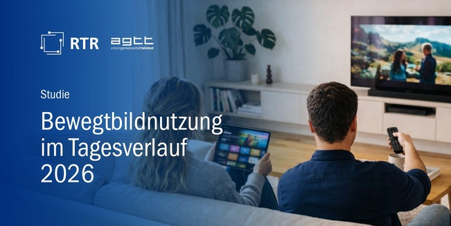 Eine junge Frau und ein junger Mann sitzen auf einem Sofa und sind von hinten zu sehen. Die Frau hält ein Tablet in den Händen. Der Mann richtet eine Fernbedienung auf ein laufendes TV-Gerät.