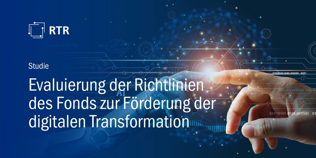 Auf blauen Hintergrund der Titel der Studie samt RTR-Logo, rechts daneben berührt eine Roboterhand eine menschliche Hand
