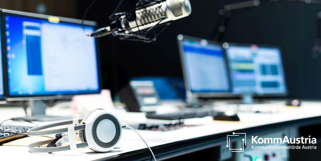 Das Moderationspult in einem Radiostudio mit Mikrofonen, Kopfhörern und Monitoren
