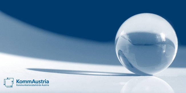 Themenbild Medientransparenz. Eine Glaskugel vor einem Hintergrund aus blauen Farbverläufen.