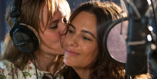 Volksmusiksängerin Jana küsst Rocksängerin Alex im Aufnahmestudio auf die Wange