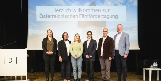 Mitarbeiter:innen der RTR-GmbH und das Team der Diagonale auf der Bühne während der Österreichischen Filmfördertagung