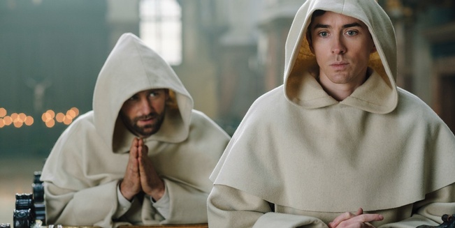 Max Liebermann (Matthew Beard, rechts) ermittelt undercover im Kloster (links im Bild Florian Stetter als Bruder Killian)