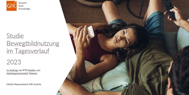 Das Titelbild der Bewegtbildstudie 2023 zeigt eine junge Frau mit einem Smartphone, die sich auf einem Sofa an einen jungen Mann lehnt, der eine TV-Fernbedienung in der Hand hält.
