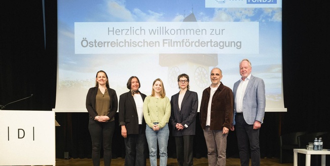 Mitarbeiter:innen der RTR-GmbH und das Team der Diagonale auf der Bühne während der Österreichischen Filmfördertagung