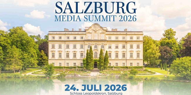 Einladung mit Veranstaltungsinfos unter und über dem Schloss Leopoldskron zu sehen