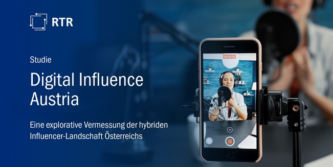 Auf blauem Hintergrund links der Titel der Studie. In der rechten Bildhälfte ein Smartphone auf dessen Bildschirm eine Influencerin mit Kopfhörern in ein Standmikrofon spricht. Weiter im Hintergrund dasselbe Bild der Influencerin in der Unschärfe.