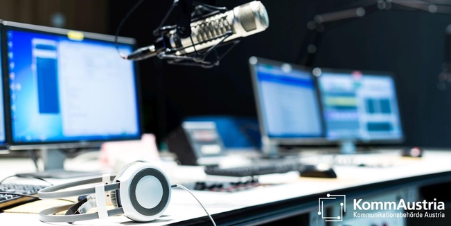 Das Moderationspult in einem Radiostudio mit Mikrofonen, Kopfhörern und Monitoren