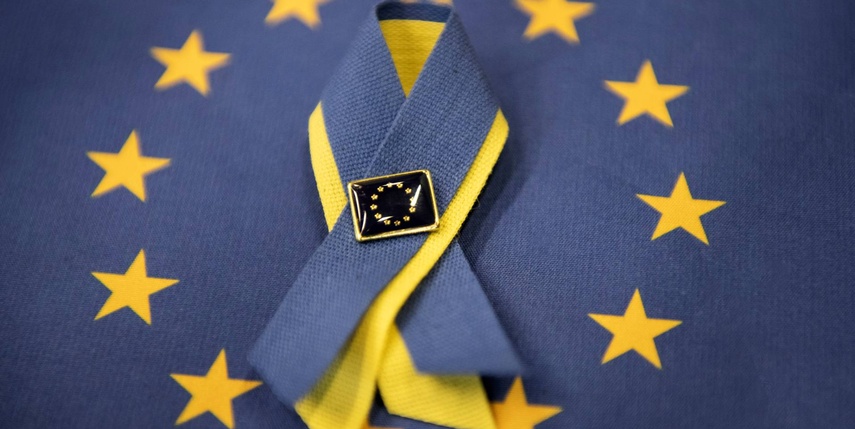 Schleife in den Farben der Ukraine auf EU-Flagge