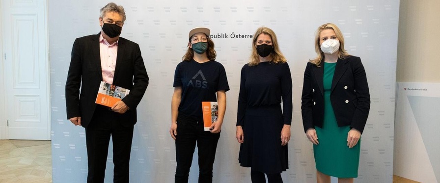 Im Bild von links Vizekanzler Kogler, Sportlerin Mandl, Studieninitiatorin Schmidt, Frauenministerin Raab