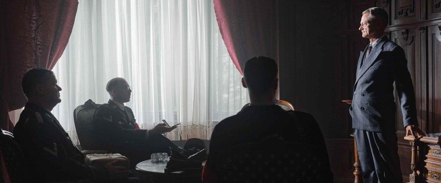 Louis Nathaniel Rothschild (Alexander E. Fennon, r.) wird in Wien von SS Reichsführer Heinrich Himmler (David Jakob, 2.v.l.) um sein Vermögen erpresst