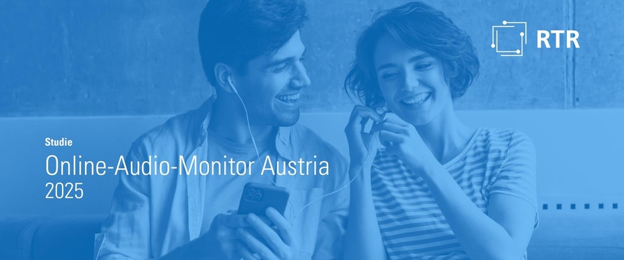 Ein junger Mann und ein junge Frau sitzen lächelnd nebeneinander und teilen sich einen Einsteck-Kopfhörer, der an einem Smartphone angeschlossen ist.