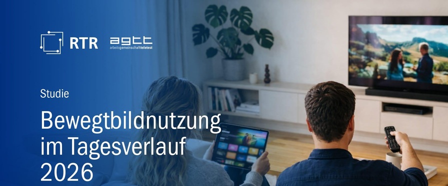 Eine junge Frau und ein junger Mann sitzen auf einem Sofa und sind von hinten zu sehen. Die Frau hält ein Tablet in den Händen. Der Mann richtet eine Fernbedienung auf ein laufendes TV-Gerät.