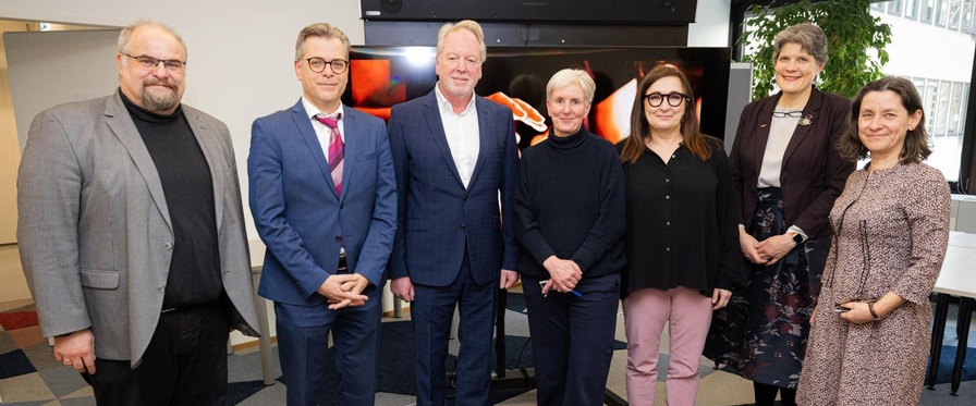 Gruppenbild mit Michael Ogris, Dietmar Dokalik, Andreas Kunigk, Maria Windhager, Susanne Lackner, Natalie Ségur-Cabanac und Daniela Zimmer