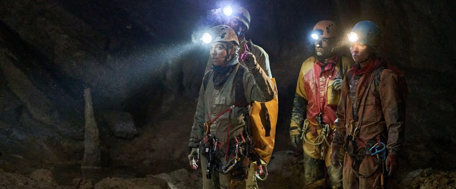 Höhlenforscherin Birgit Eberharter, gespielt von Verena Altenberger, führt ein dreiköpfiges Rettungsteam durch die Höhle zum Unglücksort.