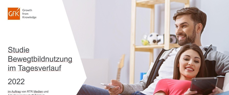 Die Titelseite der Bewegtbildstudie 2022 zeigt ein junges Pärchen am Sofa, das ein Tablet und eine TV-Fernbedienung nutzt