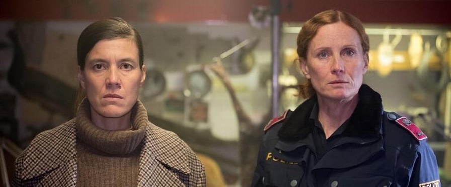 Oberinspektorin Acham (links, Pia Hierzegger), Polizistin Schober (Jutta Fastian)