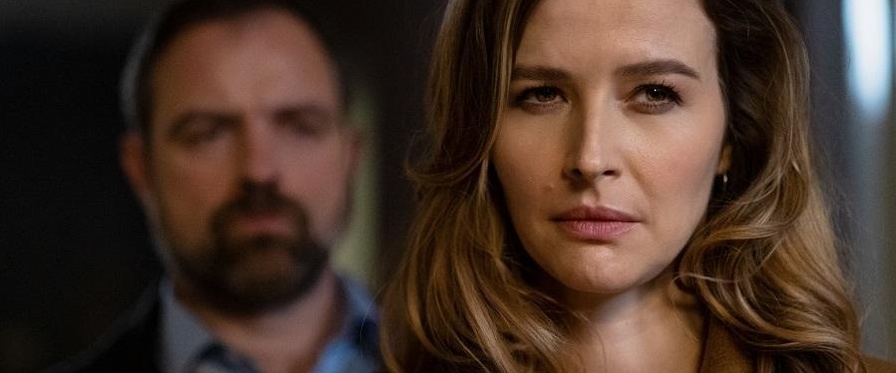 Mesek, gespielt von Juergen Maurer, steht hinter dem Rücken von Brigitte Klein, gespielt von Katrin Bauerfeind, und starrt sie an