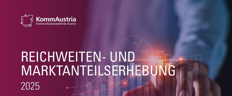 Symbolbild einer Hand, die auf eine digitale Datenvisualisierung mit Balken-, Linien- und Kreisdiagrammen zeigt. Es veranschaulicht die Analyse und Auswertung von Daten.