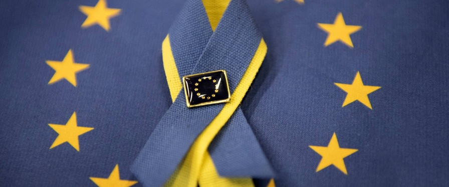 Schleife in den Farben der Ukraine auf EU-Flagge