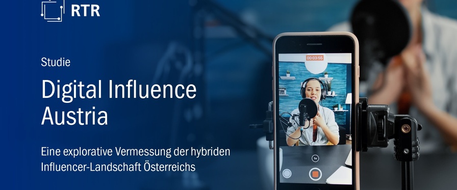 Auf blauem Hintergrund links der Titel der Studie. In der rechten Bildhälfte ein Smartphone auf dessen Bildschirm eine Influencerin mit Kopfhörern in ein Standmikrofon spricht. Weiter im Hintergrund dasselbe Bild der Influencerin in der Unschärfe.