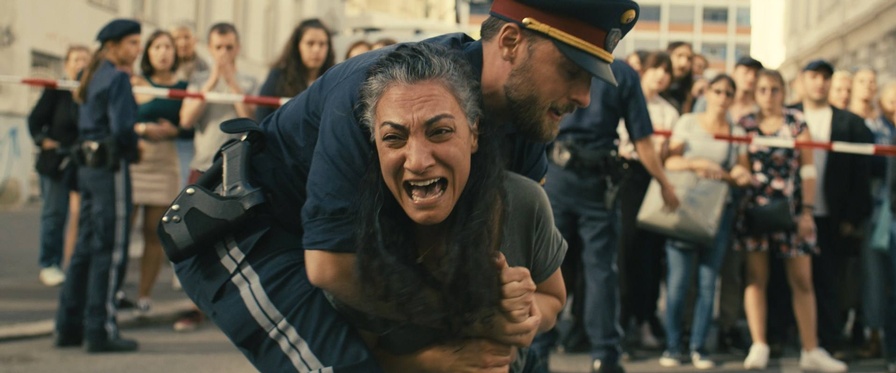 Polizist hält am Tatort schreiende Mutter fest, die weiß, dass ihr Sohn während des Anschlages im Shopping Center war.