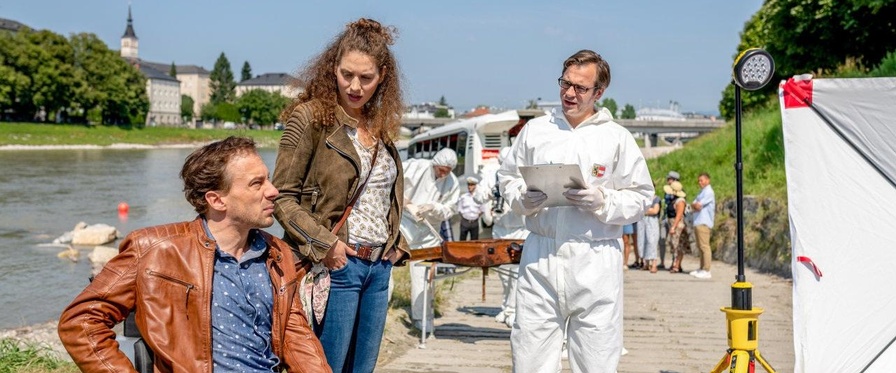 Palfinger und Russmeyer am Fundort der Leiche am Ufer der Salzach