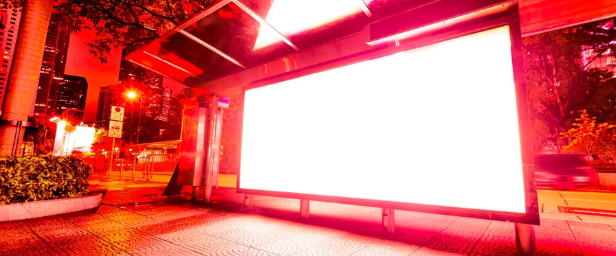 Themenbild Veröffentlichungen Bushaltestelle mit leuchtendem Citylight