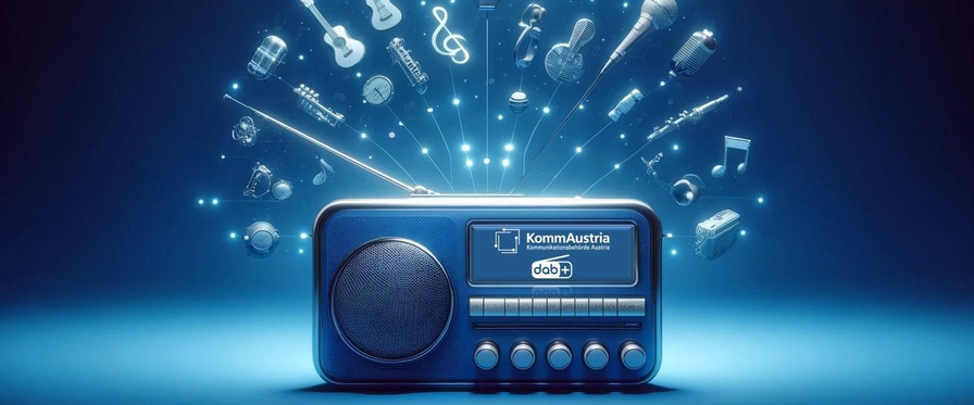 Ein Radio mit Ausziehantenne und den Losgos von KommAustria und DABplus auf dem Display. In einer Wolke darüber schweben musikalische Icons wie Notenschlüssel und Instrumente.