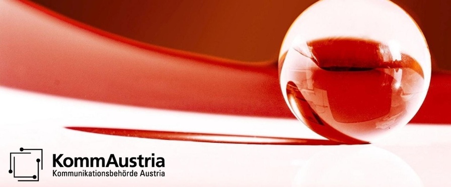Themenbild Medientransparenz Glaskugel auf Österreich-Flagge