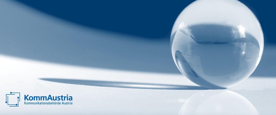 Themenbild Medientransparenz. Eine Glaskugel vor einem Hintergrund aus blauen Farbverläufen.