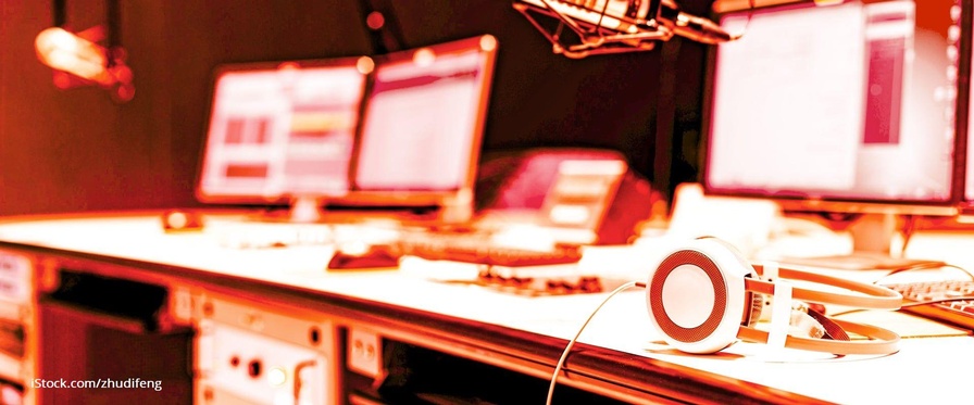 Das Themenbild der RTR für die Rundfunkförderungen zeigt ein Radio-Moderationspult mit zwei Mikrofonen an Teleskop-Halterungen und einem Kopfhörer
