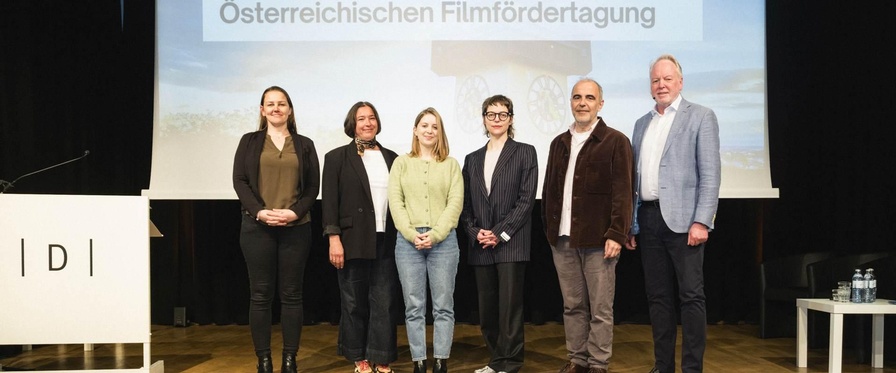 Mitarbeiter:innen der RTR-GmbH und das Team der Diagonale auf der Bühne während der Österreichischen Filmfördertagung