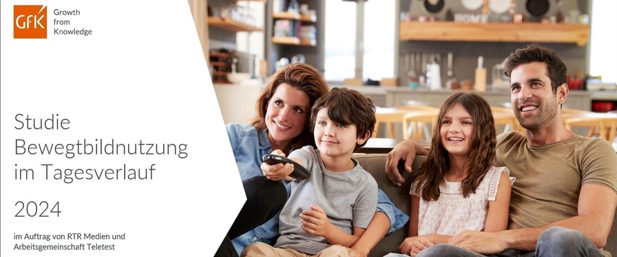 Traditionelle Familie am Sofa, links Frau, dann Bub und Mädel, circa sechs bis zehn Jahre alt, rechts Mann. Bub hält TV-Fernbedienung.