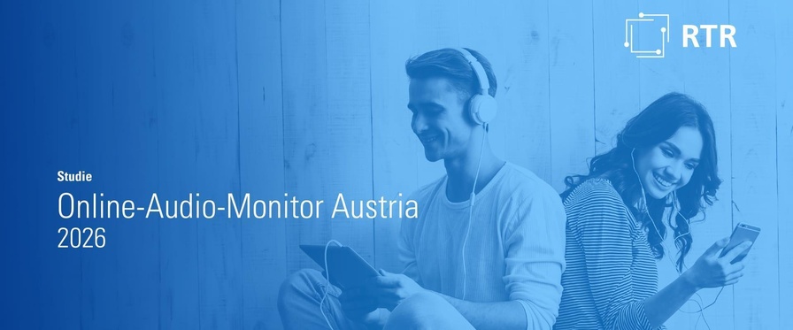 Titelbild des Online-Audio-Monitors Austria 2026. Ein junges Pärchen sitzt Rücken an Rücken auf dem Boden. Beide haben Smartphones in den Händen und tragen Kopfhörer.