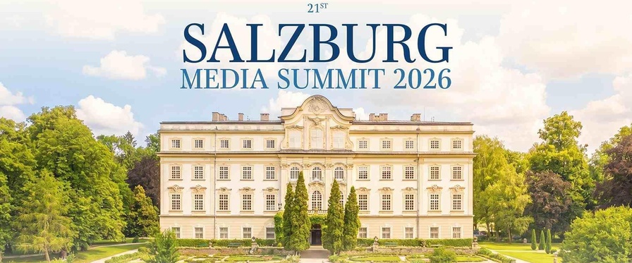 Einladung mit Veranstaltungsinfos unter und über dem Schloss Leopoldskron zu sehen