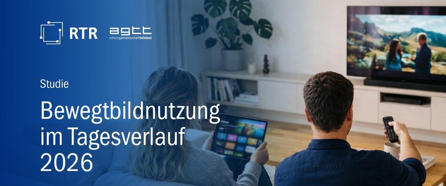Eine junge Frau und ein junger Mann sitzen auf einem Sofa und sind von hinten zu sehen. Die Frau hält ein Tablet in den Händen. Der Mann richtet eine Fernbedienung auf ein laufendes TV-Gerät.