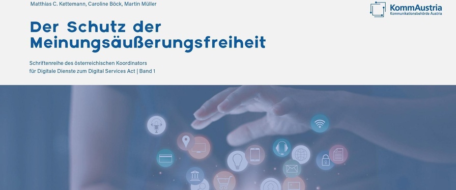 Eine Hand hält ein Tablet, über dem verschiedene Internet-Symbole schweben. Die zweite Hand wird schützend darüber gehalten.
