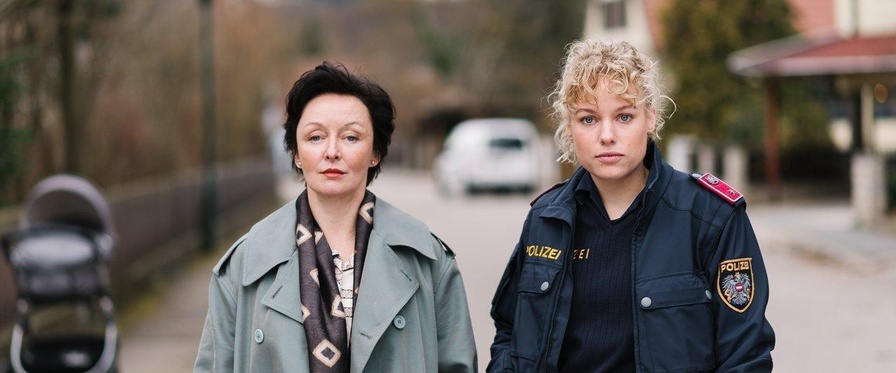 Ermittlerinnen Marion Reiter (l., Regina Fritsch) und Inspektorin Ulli Herzog (Julia Franz Richter)