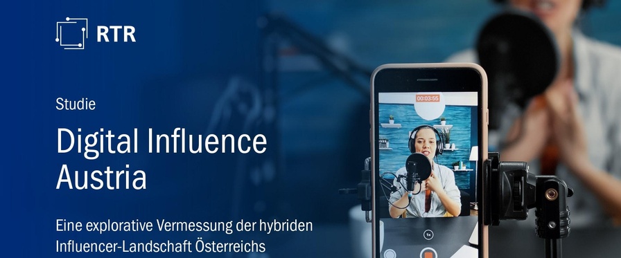 Auf blauem Hintergrund links der Titel der Studie. In der rechten Bildhälfte ein Smartphone auf dessen Bildschirm eine Influencerin mit Kopfhörern in ein Standmikrofon spricht. Weiter im Hintergrund dasselbe Bild der Influencerin in der Unschärfe.