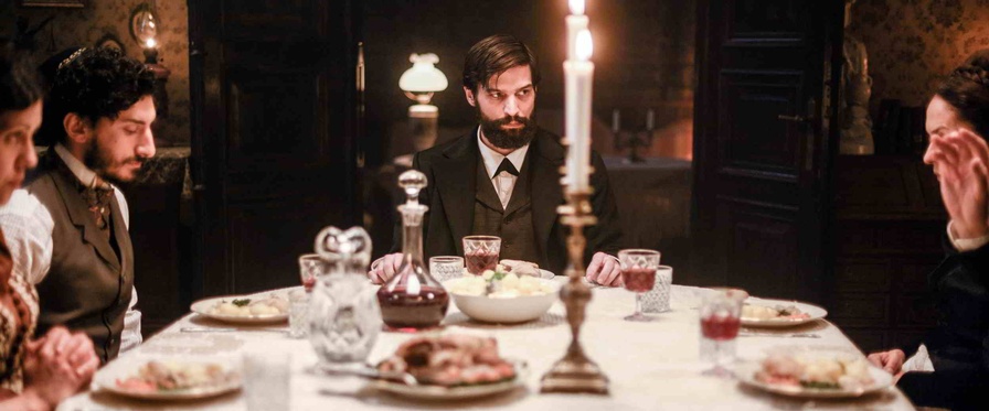 Im Bild: Daniela Golpashin (Anna Bernays), Nadiv Molcho (Eli Bernays), Robert Finster (Sigmund Freud).