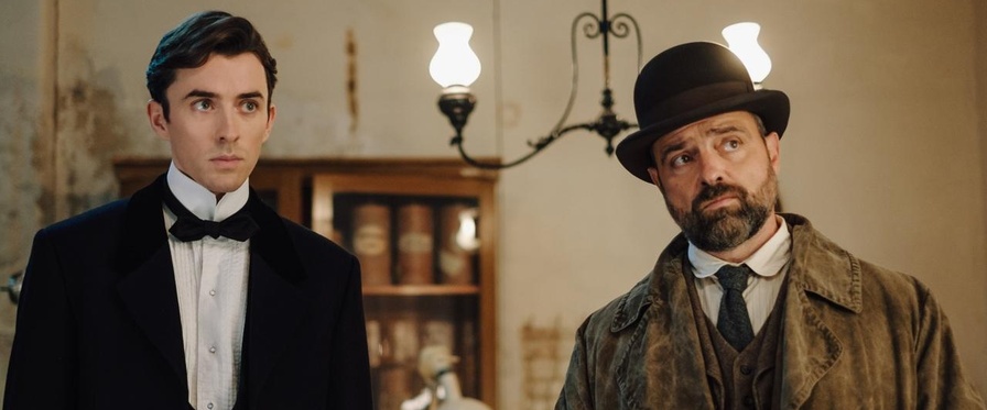 In 'Die schwarze Feder' können Max Liebermann (Matthew Beard, links) und Oskar Rheinhardt (Juergen Maurer) niemandem trauen