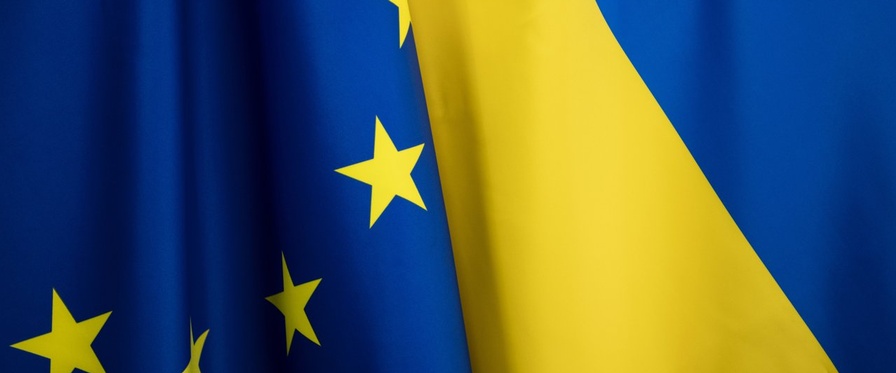 Flaggen EU und Ukraine