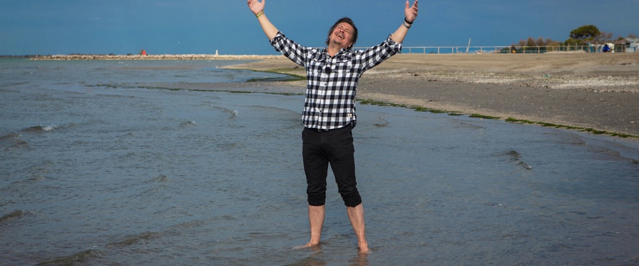 Schauspieler Michael Dangl am Strand von Grado