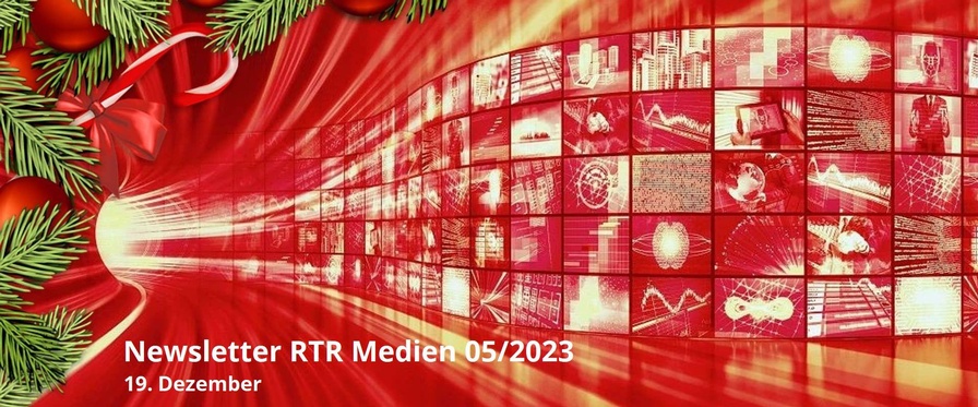Das Themenbild der RTR Medien:Linksseitig kommt ein Bündel aus Lichtstrahlen aus einem erleuchteten Tunnel und fächert sich auf. Rechtsseitig eine große Wand aus Bildschirmen, die Verschiedenes zeigen. Das ganze in Rottönen. Links geschmückte Tannenzweige