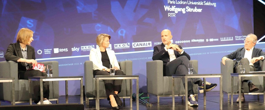 Podiumsteilnehmer von links Mag. Katharina Schell/APA, Mag. Ulrike Domany-Funtan/fit4internet, Mag. Wolfgang Stuber/RTR Medien, Univ.-Prof. Mag. Dr. Thomas Steinmaurer/Universität Salzburg