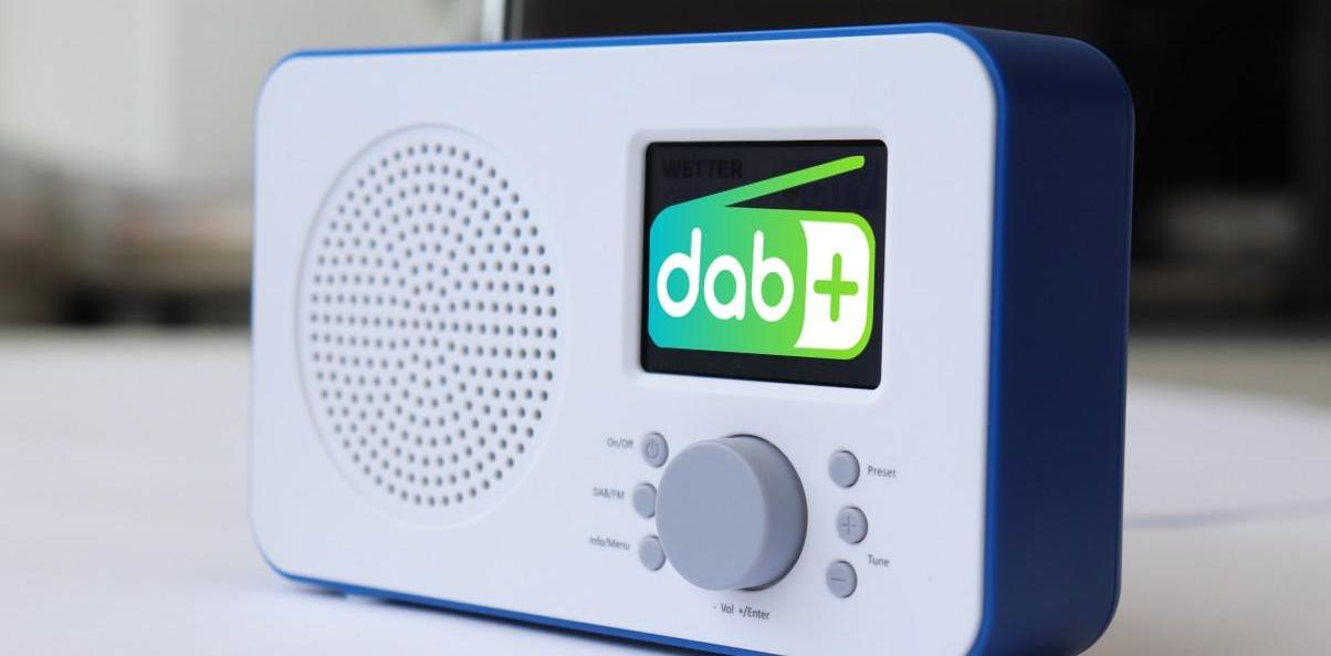 Kleines Radio mit Display und DAB+ Logo